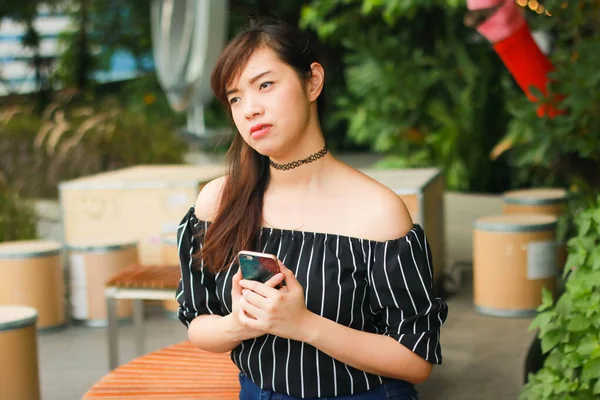 Besorgtes Mädchen Wartet Auf Handy Anruf Ihres Freundes Und Sitzt — Stockfoto