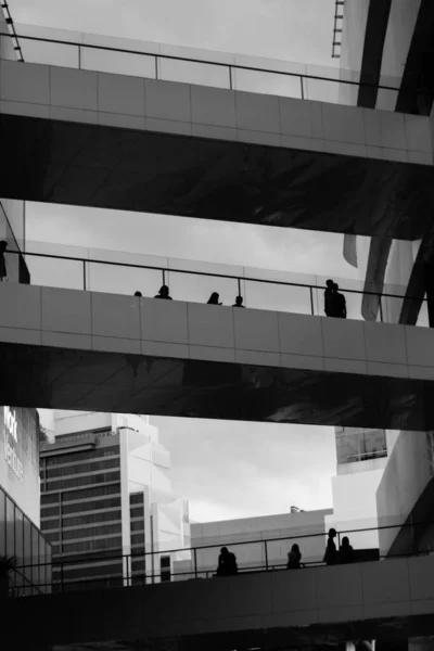 Caminhada Céu Preto Branco Entre Dois Edifícios Com Pessoas Passeio — Fotografia de Stock