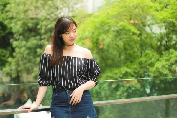 Porträtt Asiatisk Vacker Flicka Bär Svart Skuldra Topp Och Jeans — Stockfoto
