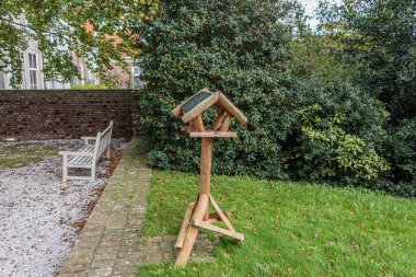 Kuşları beslemek için yeni tip ahşap kuş evi