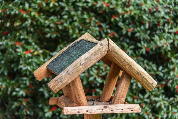 Nuevo estilo pajarera de madera para alimentar a los pájaros —  Fotos de Stock