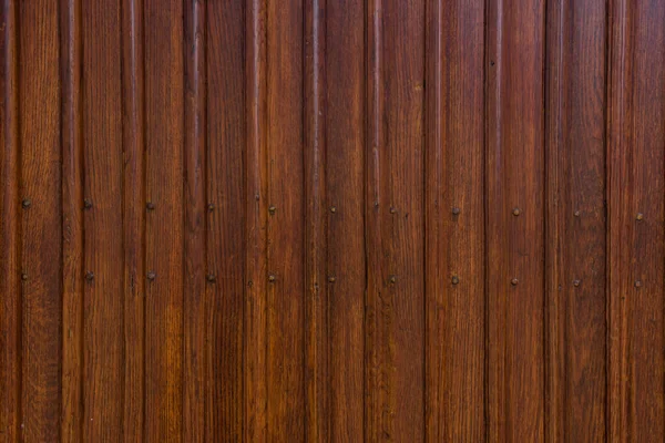 Fundo genérico de uma parede de prancha vertical de madeira com parafusos a — Fotografia de Stock