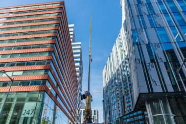 Ams şehrinin finans merkezindeki cam kule binaları