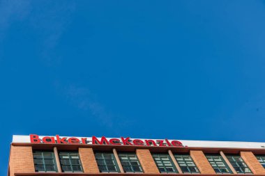 Ams şehrinin finans merkezindeki cam kule binaları