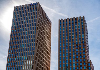 Ams şehrinin finans merkezindeki cam kule binaları