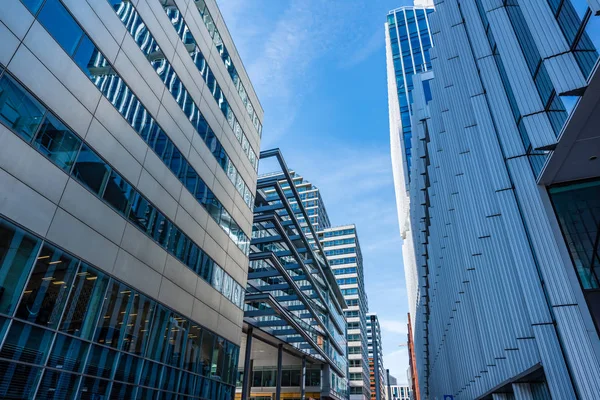 Edificios torre de cristal en el centro financiero de la ciudad de Ams — Foto de Stock