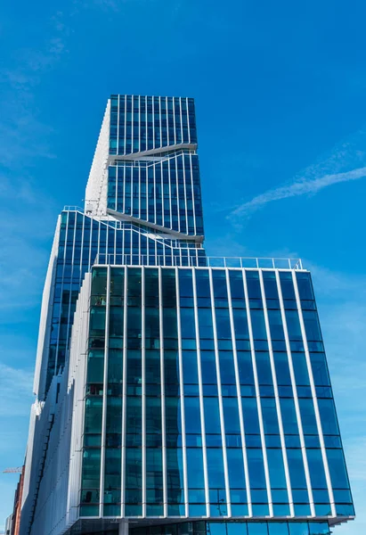 Edificios torre de cristal en el centro financiero de la ciudad de Ams — Foto de Stock