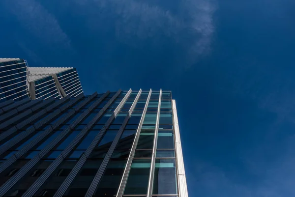 Edificios torre de cristal en el centro financiero de la ciudad de Ams — Foto de Stock