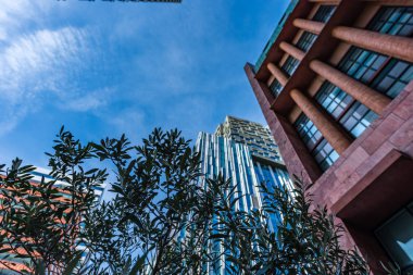 Am şehrinin finans merkezindeki cam kule binaları