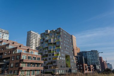 Am şehrinin finans merkezindeki cam kule binaları