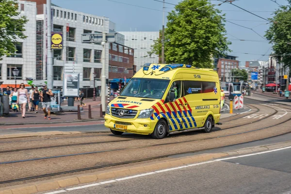 Amsterdam Holland Netherlands August 2018 Ambulance Speeding Centre Amsterdam Stopera — Stock Photo, Image