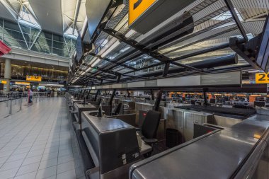 Amsterdam, Hollanda, Nisan 2020 Amsterdam Havalimanı Schiphol 'daki masalarda boş çek.