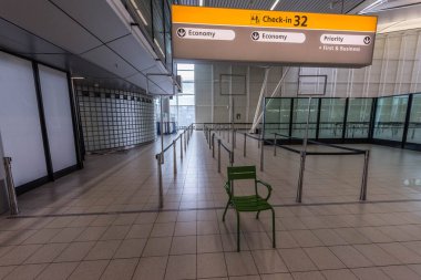 Amsterdam, Hollanda, Nisan 2020 Amsterdam Havalimanı Schiphol 'daki masalarda boş çek.