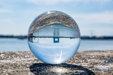 Hollanda, Nisan 2020, Amsterdam, NDSM Werf 'te renkli sahneler, Amsterdam' ın kuzeyinde vinçleri ve grafitiyle Amstel nehrindeki ij 'in yanında bir lens topu boyunca.