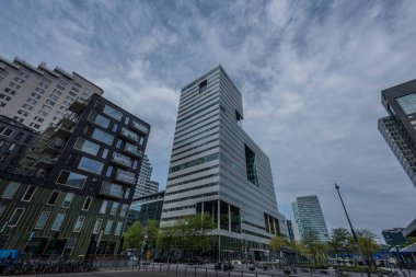 Amsterdam 29 Eylül 2019 Hollanda 'daki Amsterdam şehrinin finans merkezindeki cam kule binaları Zuid-as ve WTC olarak adlandırılır.