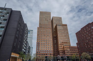 Amsterdam 29 Eylül 2019 Hollanda 'daki Amsterdam şehrinin finans merkezindeki cam kule binaları Zuid-as ve WTC olarak adlandırılır.