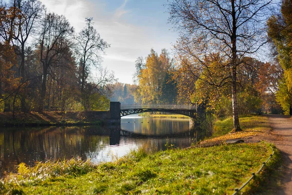 Nehir ve köprü ile sonbahar park.