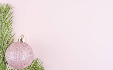 Noel parlak topu köknar dalında sallanıyor. Noel ve yeni yıl konsepti, dizaynınız için metin alanı. Duvar Kağıdı.