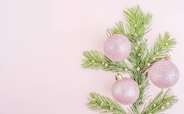 Noel arkaplanında bej arka planda Noel ağacı var. Mutlu noel kartları. Kış tatili teması. - Mutlu yıllar. Metin için boşluk.