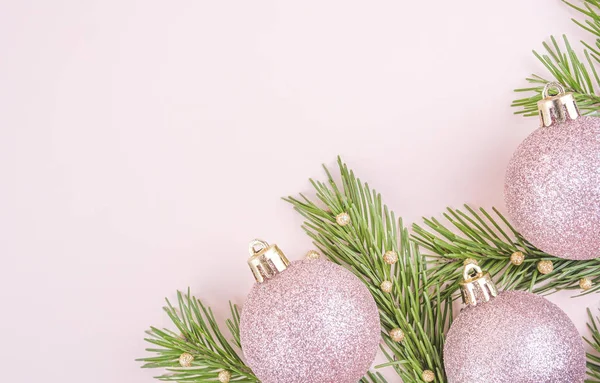 Hafif bir arka planda altın Noel süslemeleri. Mutlu noel kartları. Kış tatili teması. - Mutlu yıllar. Metin için boşluk