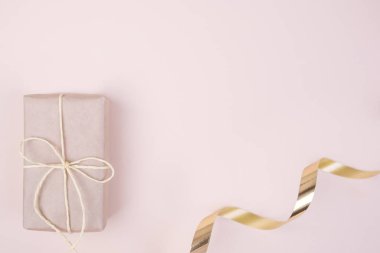 Noel kompozisyonu. Pastel bej arka planda hediye kutusu. Noel, kış, yeni yıl konsepti. Düz konum, üst görünüm, kopyalama alanı
