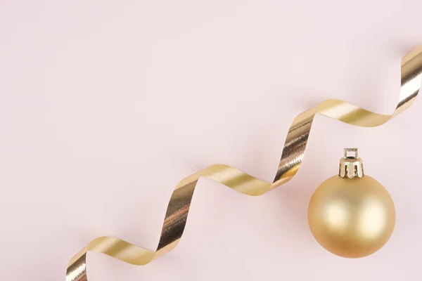 Noel kompozisyonu. Pastel bej arka planda altın top. Noel, kış, yeni yıl konsepti. Düz konum, üst görünüm, kopyalama alanı