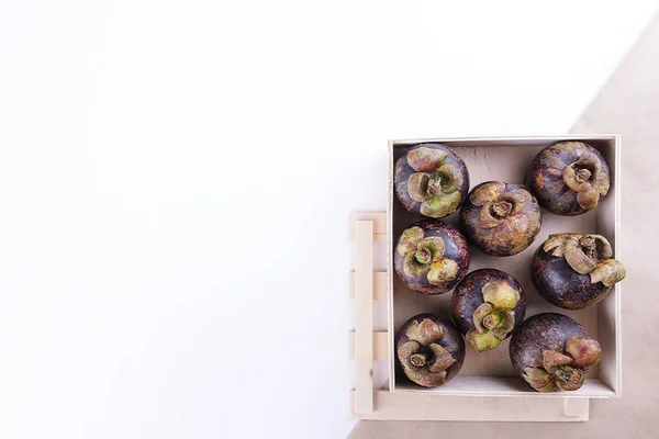 Taze Mangosteen, beyaz arka planda, kopyalama alanı olan egzotik bir Asya meyvesidir..