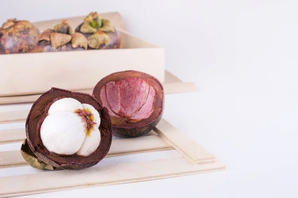 Mangosteen, beyaz arka planda egzotik meyvelerin kraliçesi. Ve bu da Tayland 'ın ekonomik kültürü.