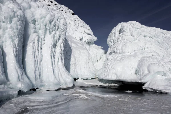 Grotta di neve in inverno sul lago ghiacciato Baikal . — Foto Stock