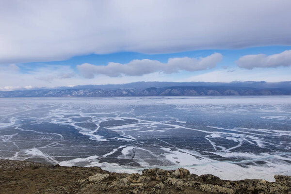 Красивое замерзшее озеро Байкал. Зимний пейзаж
