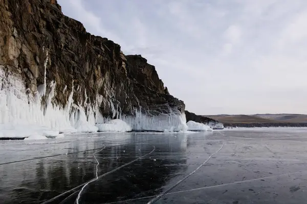 Bellissimo lago ghiacciato Baikal con crepe sul ghiaccio. Paesaggio invernale . — Foto Stock