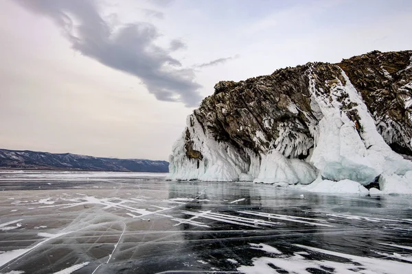 Ghiaccio rotto del lago ghiacciato di Baikal. Paesaggio invernale. Concetto di viaggio . — Foto Stock