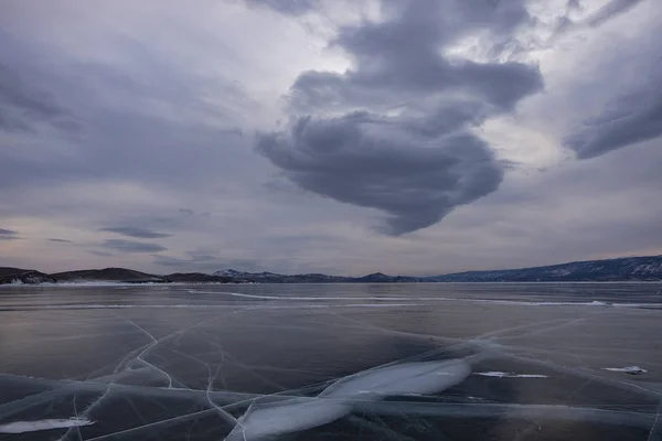 Tramonto invernale sul lago ghiacciato Baikal . — Foto Stock