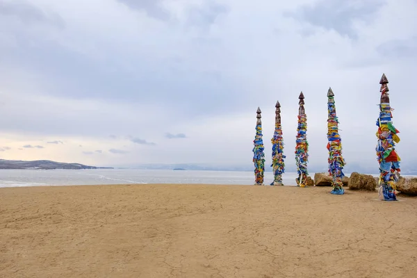 Schamanistiska trä rituella totem med färgglada band på Cape Burhan, Bajkal, Olkhon Island, Sibirien, Ryssland — Stockfoto