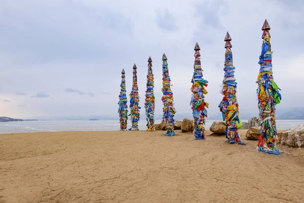 Shamanistic totem ritual kayu dengan pita berwarna-warni di Cape Burhan, Baikal, Olkhon Island, Siberia, Rusia — Stok Foto