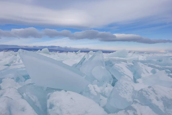 Nettoyer les morceaux de glace transparents sur le lac Baïkal gelé. Paysage hivernal . — Photo