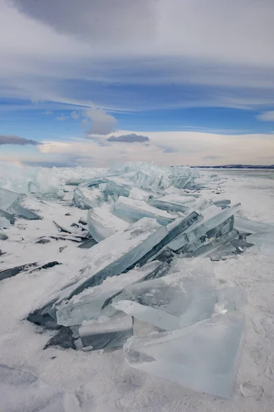 Nettoyer les morceaux de glace transparents sur le lac Baïkal gelé. Paysage hivernal . — Photo