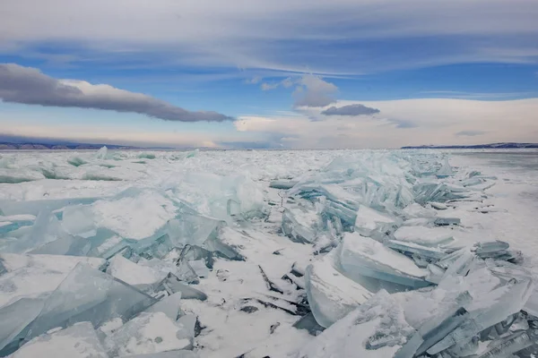 Pulire pezzi trasparenti di ghiaccio sul lago ghiacciato Baikal. Paesaggio invernale . — Foto Stock