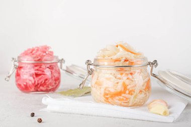 Sauer yemek, iki kutu lahana turşusu, masada karabiber ve defne yaprağı..