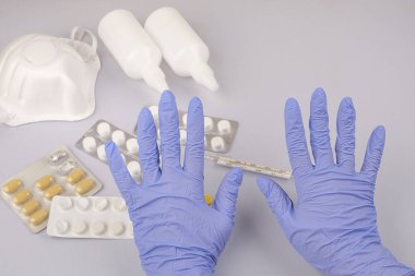 Yakın çekim yapan bir hemşirenin ellerinde koruyucu tıbbi eldivenler. Coronovirüs ve virüs koruma kavramı