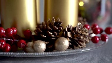 Yeşil Noel dallarında kırmızı top ve Noel Işıklı çam kozalağı.