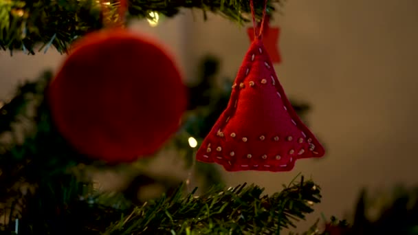 クリスマスライトと緑のクリスマスツリーの赤い木のおもちゃ 閉じろ — ストック動画
