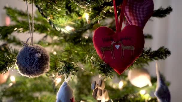Χριστουγεννιάτικη Διακόσμηση Στο Χριστουγεννιάτικο Δέντρο Bokeh Φώτα — Αρχείο Βίντεο