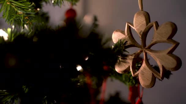 Χριστουγεννιάτικη Διακόσμηση Στο Χριστουγεννιάτικο Δέντρο Bokeh Φώτα — Αρχείο Βίντεο