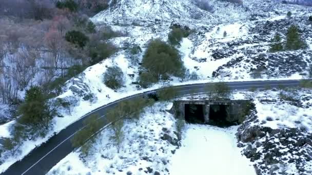 Drohne Aus Der Luft Verfolgt Auto Den Verschneiten Bergen — Stockvideo