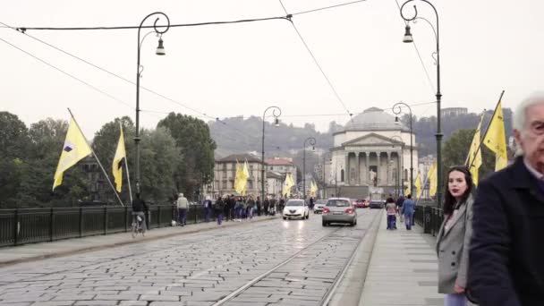 10月9 2019 観光客がトリノで写真を撮る グラン マドレ ディオ教会 ヴェネト広場 — ストック動画