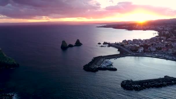シチリア海の風景の素晴らしい空中ショット Acitrezzza Ciclopeのスタック — ストック動画