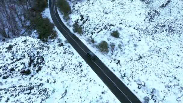 Vista Desde Arriba Coche Moviéndose Paisaje Nevado Temporada Invierno Tiro — Vídeos de Stock