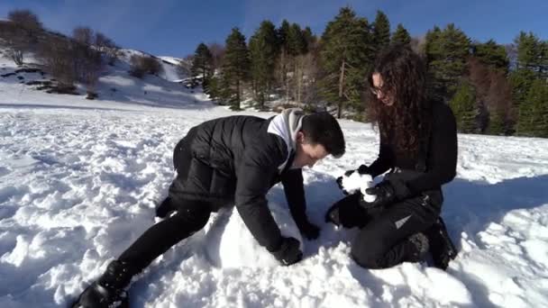 Fata Băiatul Fac Zăpadă Munţi Cuplu Fericit Glumind Zăpada — Videoclip de stoc