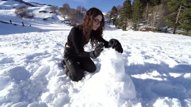 Mujer Haciendo Snowman Las Montañas — Vídeos de Stock